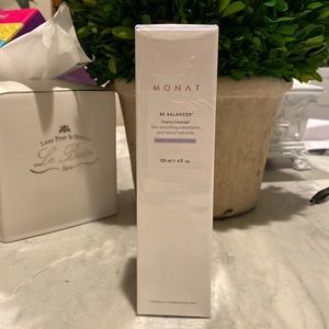 Monat be balanced foamy cleanser
